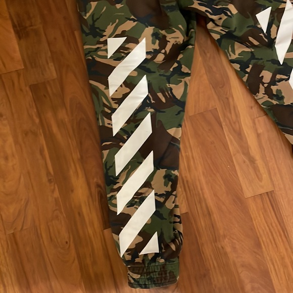 Men’s Off-White c/o Virgil Abloh diagonal camo jogger sweatpants. M. - Picture 3 of 9
